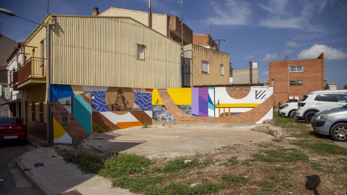 Lloc on hi havia l’antic dipòsit d’aigua de Magraners, amb el mural en honor seu en procés.