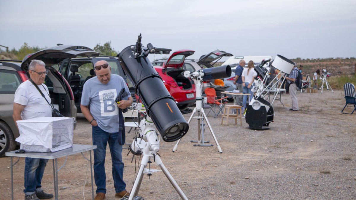 Los participantes utilizaron todo tipo de telescopios y cámaras para ver y retratar el cielo.