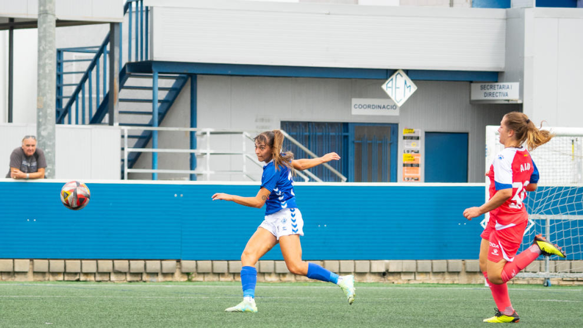 Imagen del disparo de Laura Fernández que supuso el primer gol del partido.
