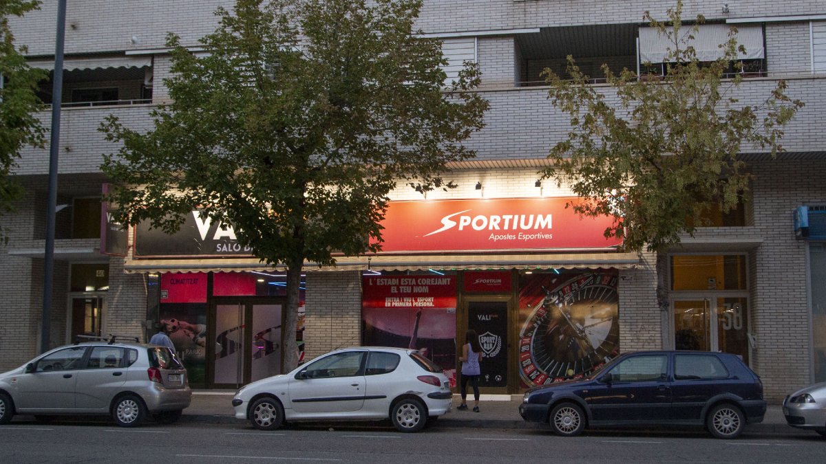 El asalto se produjo el lunes por la noche en este local de apuestas de Baró de Maials