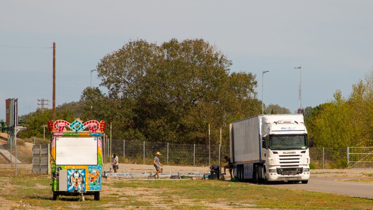 Firaires muntant ahir les atraccions a l’antiga Hípica