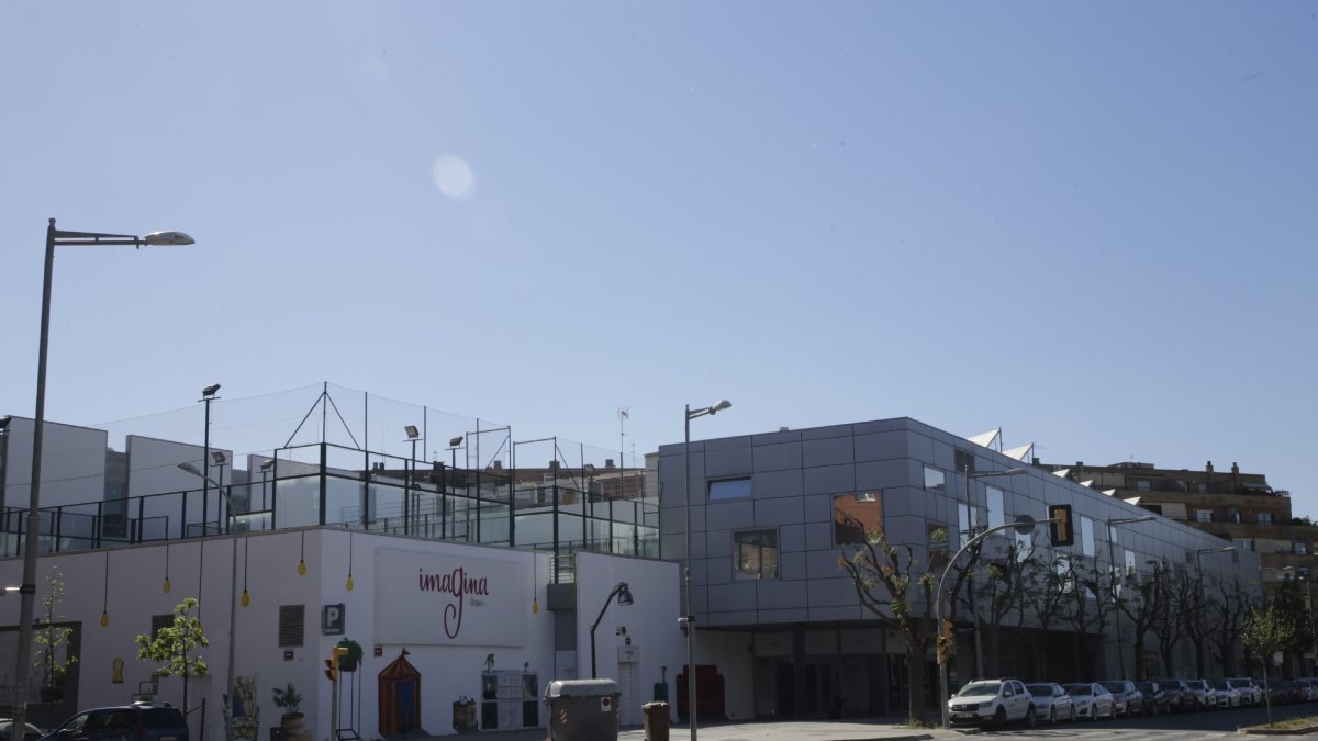 Imagen de archivo del pabellón Agnès Gregori, que está al lado de un gimnasio y un local comercial. - SEGRE