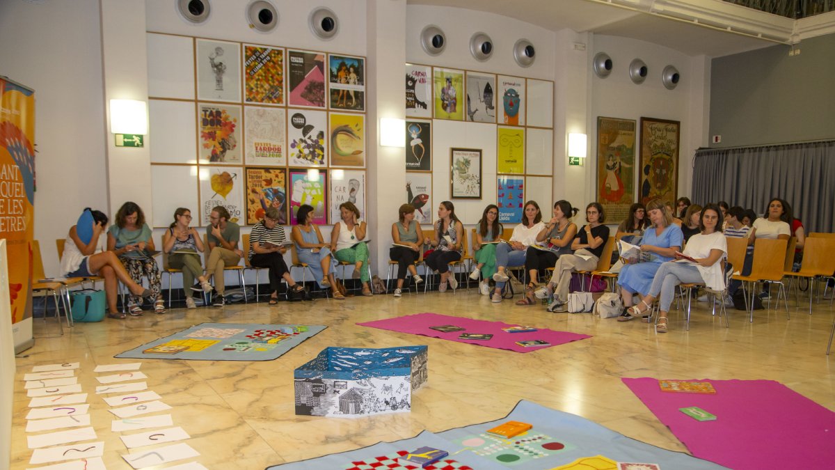 Taller pràctic per conèixer eines de dinamització lectora, ahir a la sala Alfred Perenya. - JORDI ECHEVARRIA