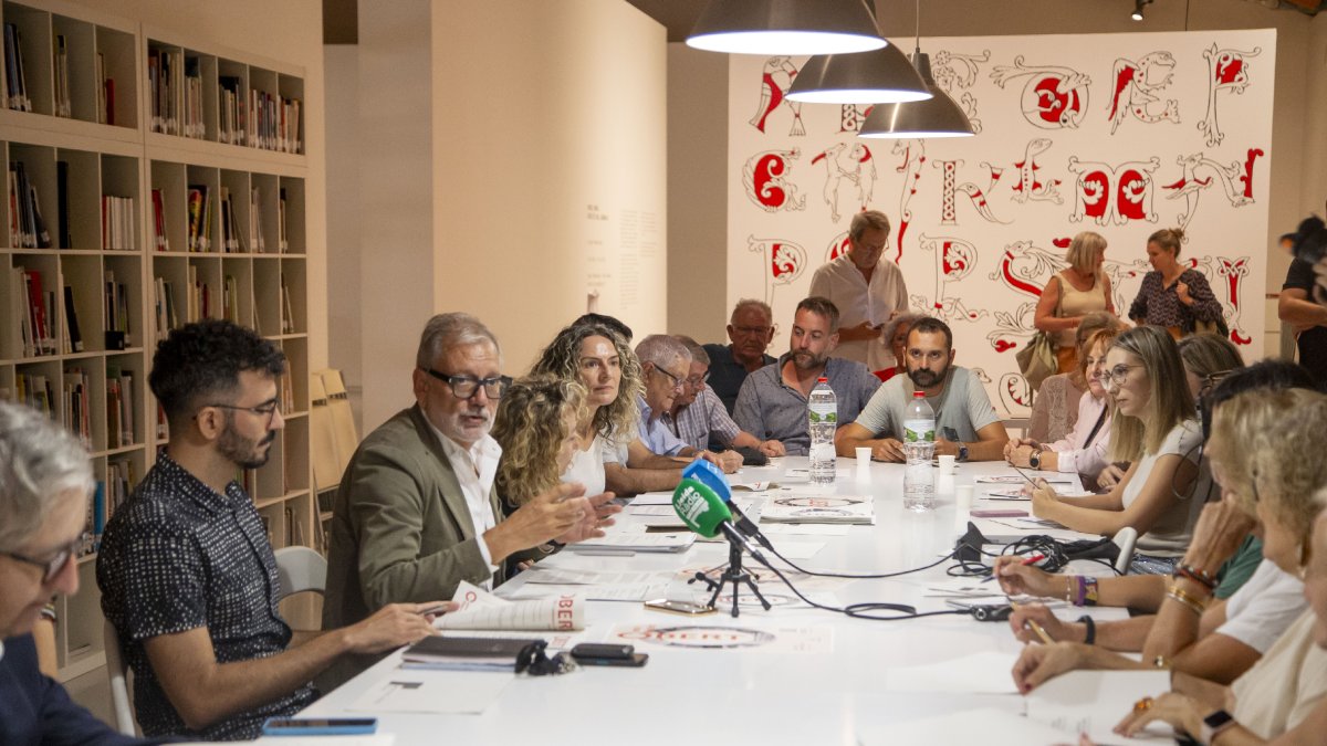 La presentación del catorce Obert del Centre Històric, ayer en el Centre d’Art la Panera. - JORDI ECHEVARRIA