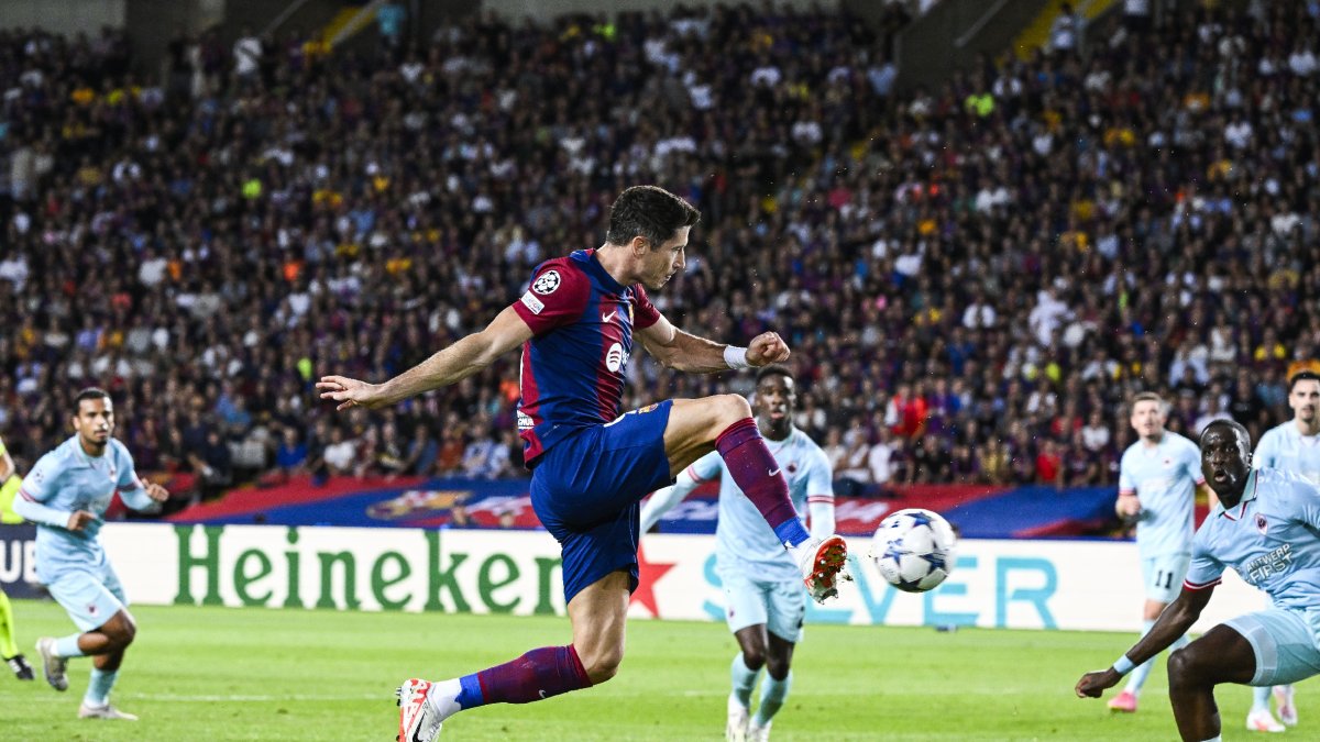 Robert Lewandowski no perdonó y aprovechó un servicio de Joan Félix para anotar el segundo tanto. - EUROPA PRESS