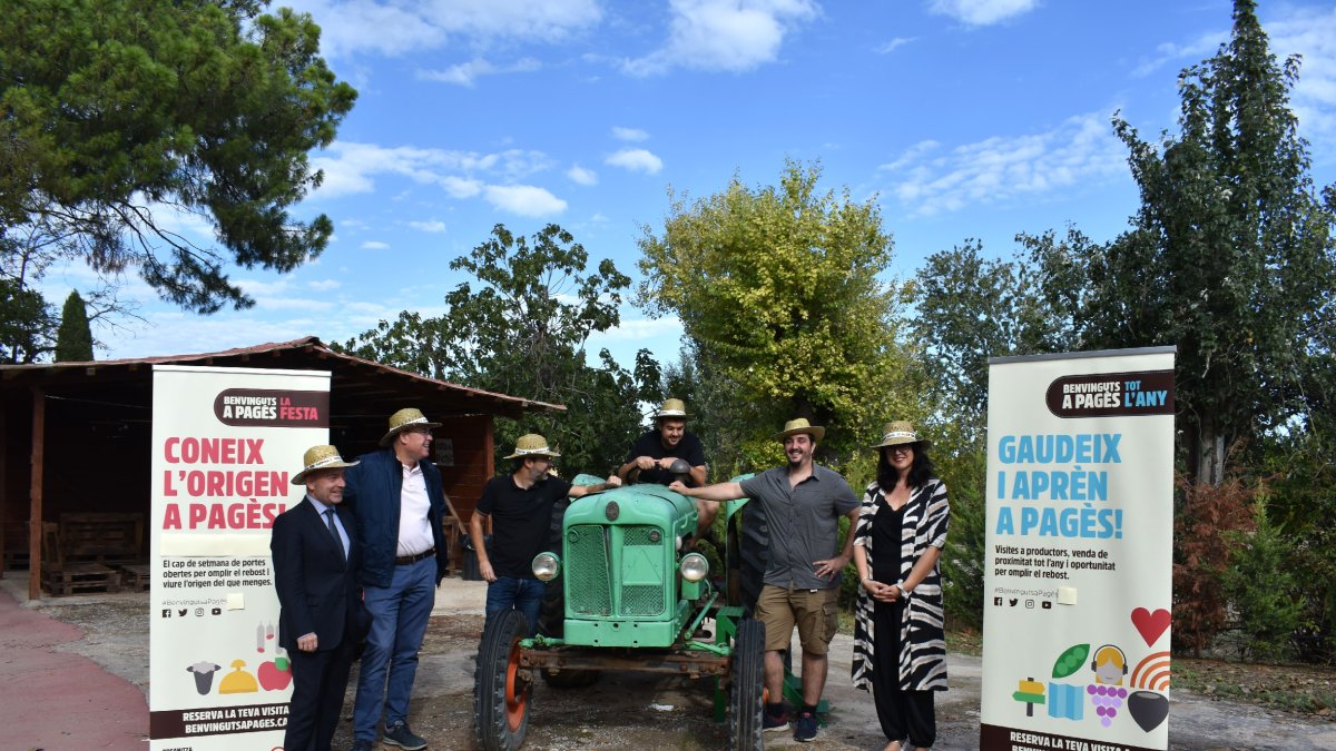 La nueva edición se presentó ayer en las instalaciones de La Manreana, en Juneda, una de las explotaciones que participa este año. - BENVINGUTS A PAGÈS