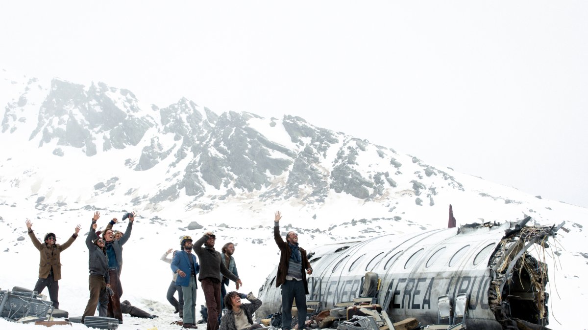 Imagen de la película de J.A. Bayona 'La sociedad de la nieve', sobre la tragedia aérea en los Andes de un equipo de rugby uruguayo.