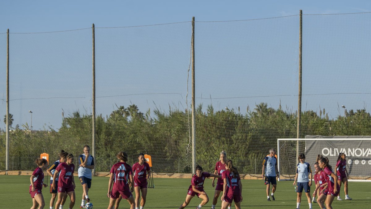 Las jugadoras de la Selección Femenina de Fútbol durante el entrenamiento en Oliva, València.