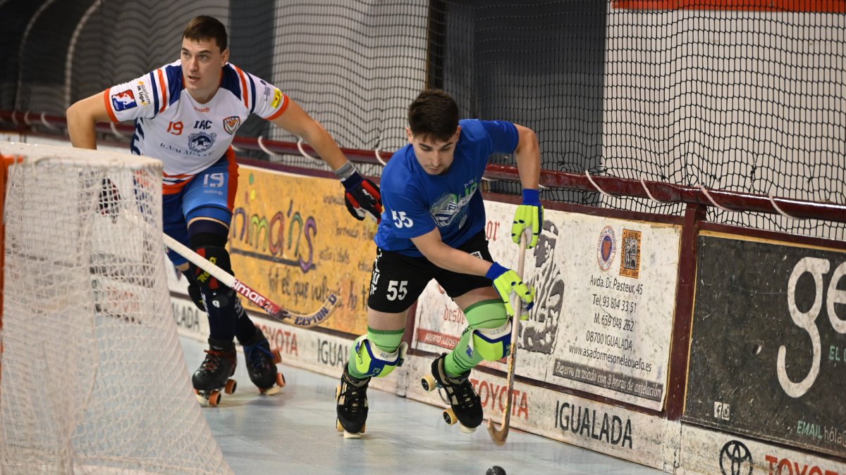 Nico Ojeda, uno de los fichajes, intenta remontar por detrás de la portería presionado por Vives. - XAVIER GARCIA