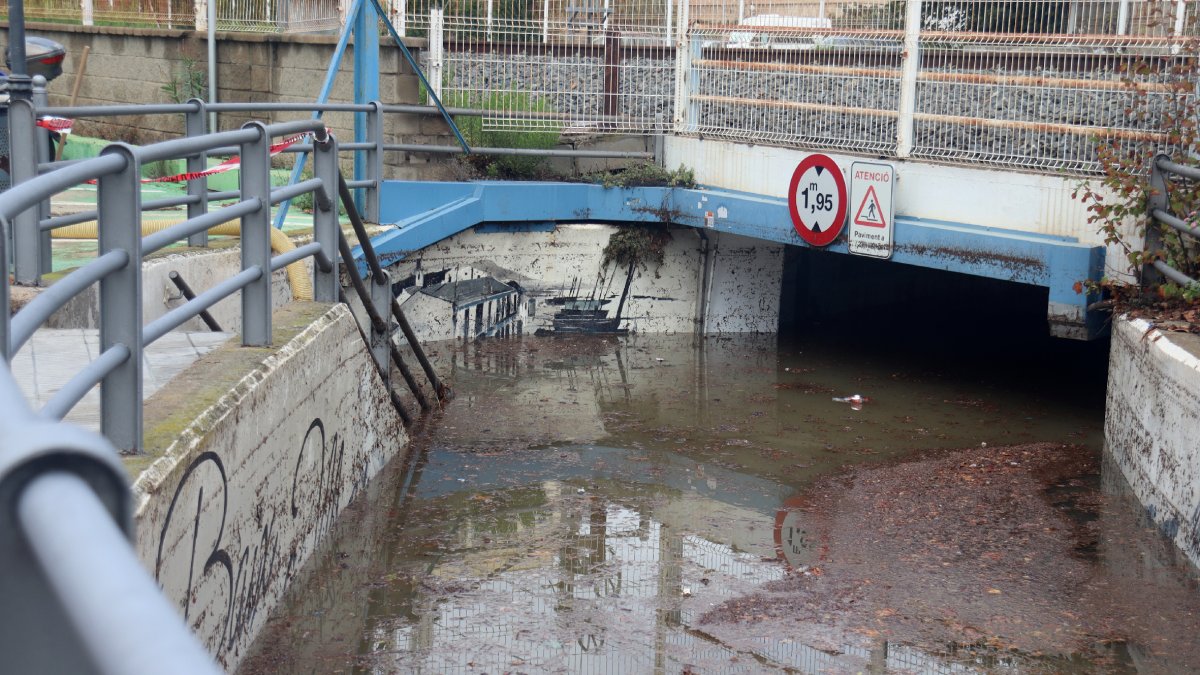 Diversos passos subterranis de Torredembarra van resultar inundats per la intensitat de la pluja. - ACN