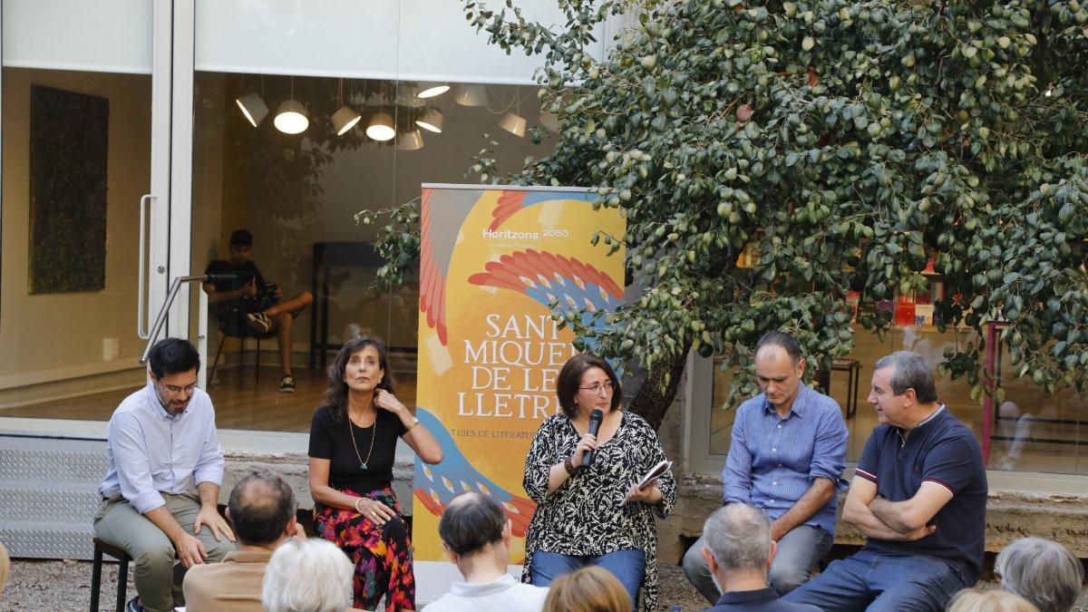 Un centenar de persones van seguir ahir el debat del Sant Miquel de les Lletres a la llibreria La Fatal. - AMADO FORROLLA