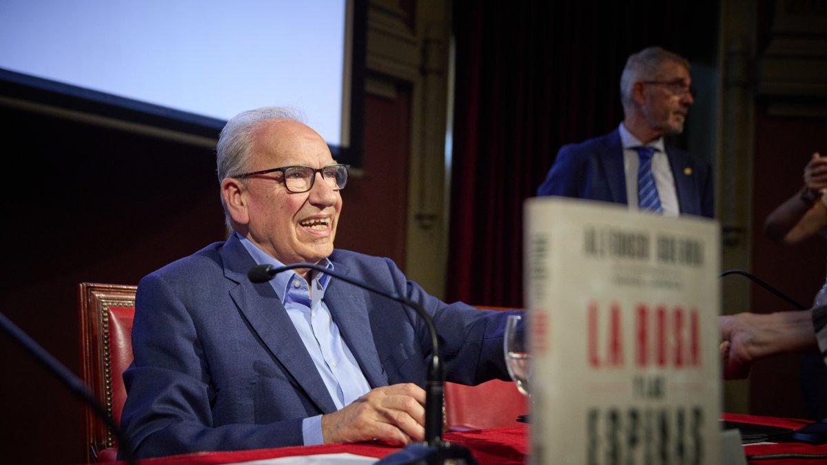 El exvicepresidente del Gobierno, Alfonso Guerra, durante la presentación de su nueva obra 'La rosa y las espinas', en el Ateneo de Madrid.