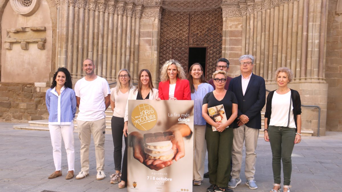 L'alcaldessa d'Agramunt, Sílvia Fernández, amb la directora de la Fira del Torró i la Xocolata a la Pedra, Sílvia Lombarte, i altres autoritats.