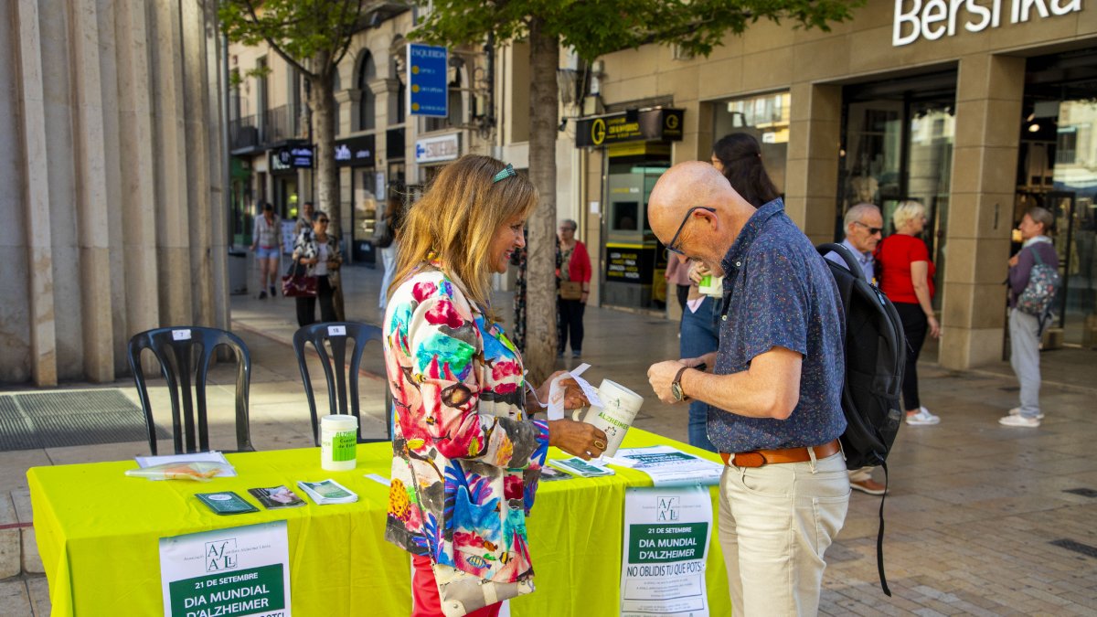 AFALL instaló ayer siete mesas informativas en toda Lleida. - GERARD HOYAS