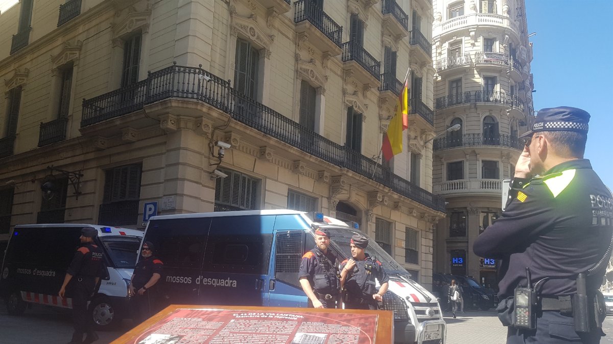 Mossos d’Esquadra davant la Prefectura de Policia de Via Laietana. - EUROPA PRESS