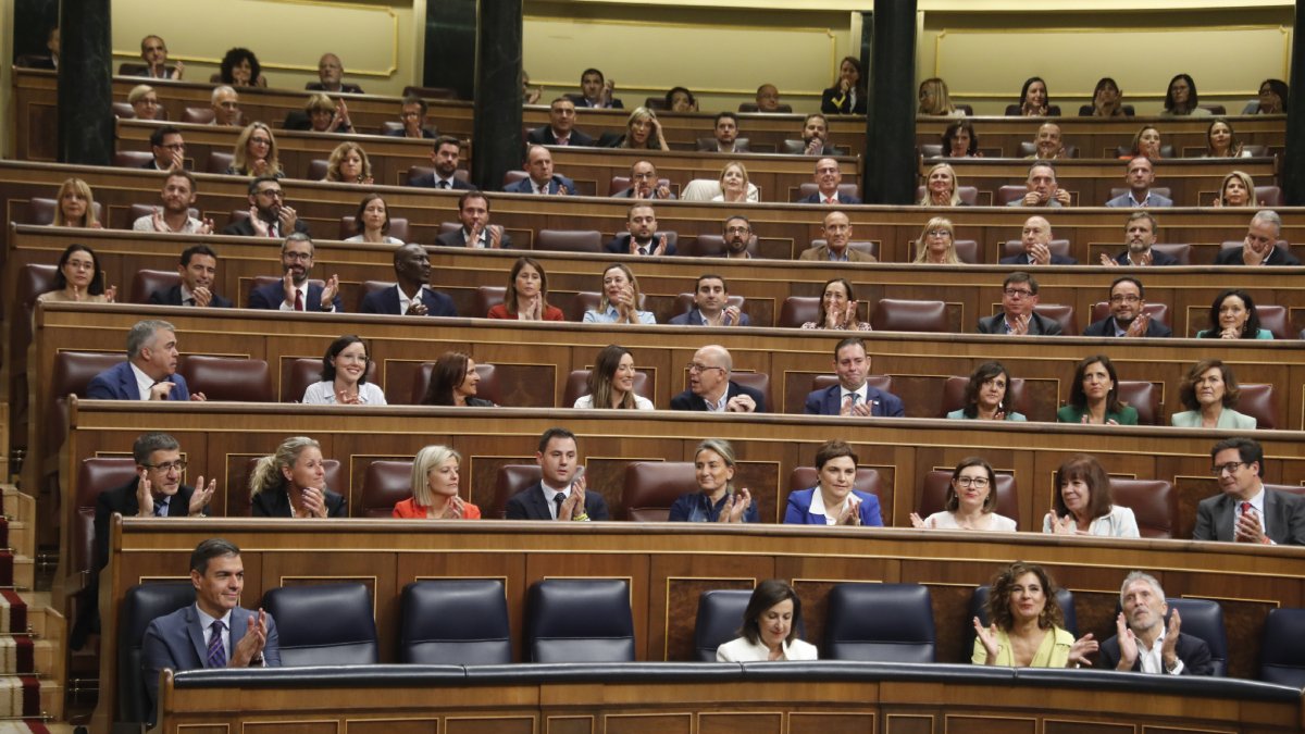 Diputats del PSOE aplaudeixen després d’aprovar-se la reforma. - EFE
