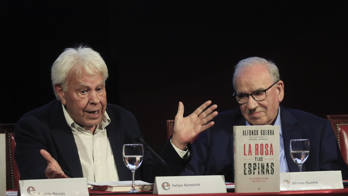 Felipe González i Alfonso Guerra van coincidir dimecres en la presentació del llibre del primer. - EFE