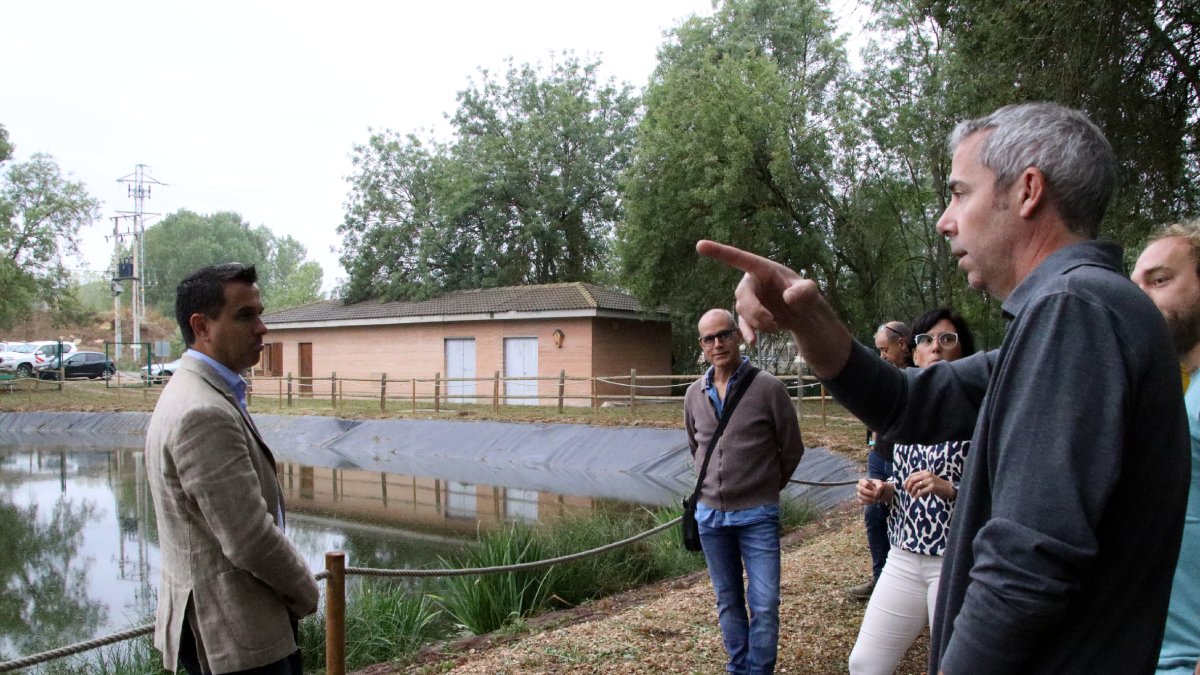 El director de l’ACA, Samuel Reyes (e.), va visitar dimecres la zona. - ACN