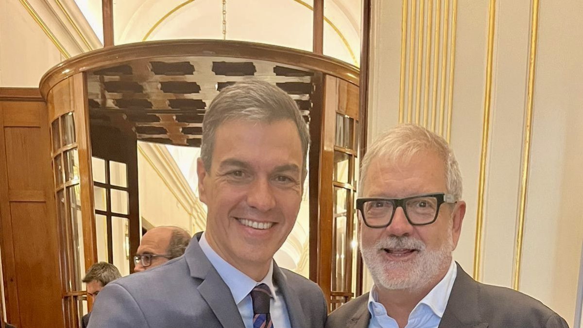 Saludo a Pedro Sánchez  ■  Durante su viaje a Madrid, el primer edil de Lleida visitó el Congreso acompañado de la diputada Montse Mínguez. Fèlix Larrosa saludó al presidente en funciones del Gobierno central, Pedro Sánchez, y a la president ... - AJUNTAMENT DE LLEIDA