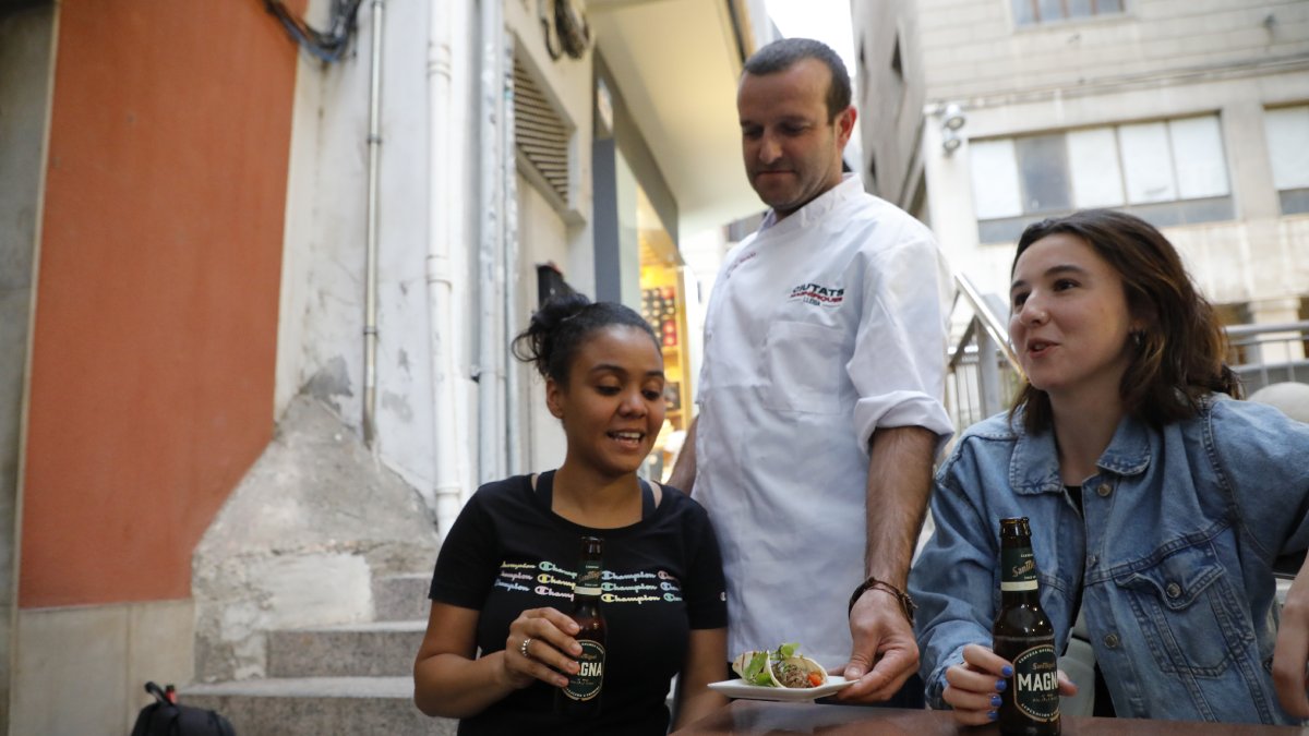 Dos clientes degustant ahir una tapa en un establiment gastronòmic de Lleida. - AMADO FORROLLA