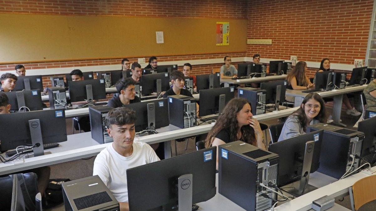 Alumnes a l’institut Caparrella el dia 12, quan va començar el curs a batxillerat i FP. - AMADO FORROLLA