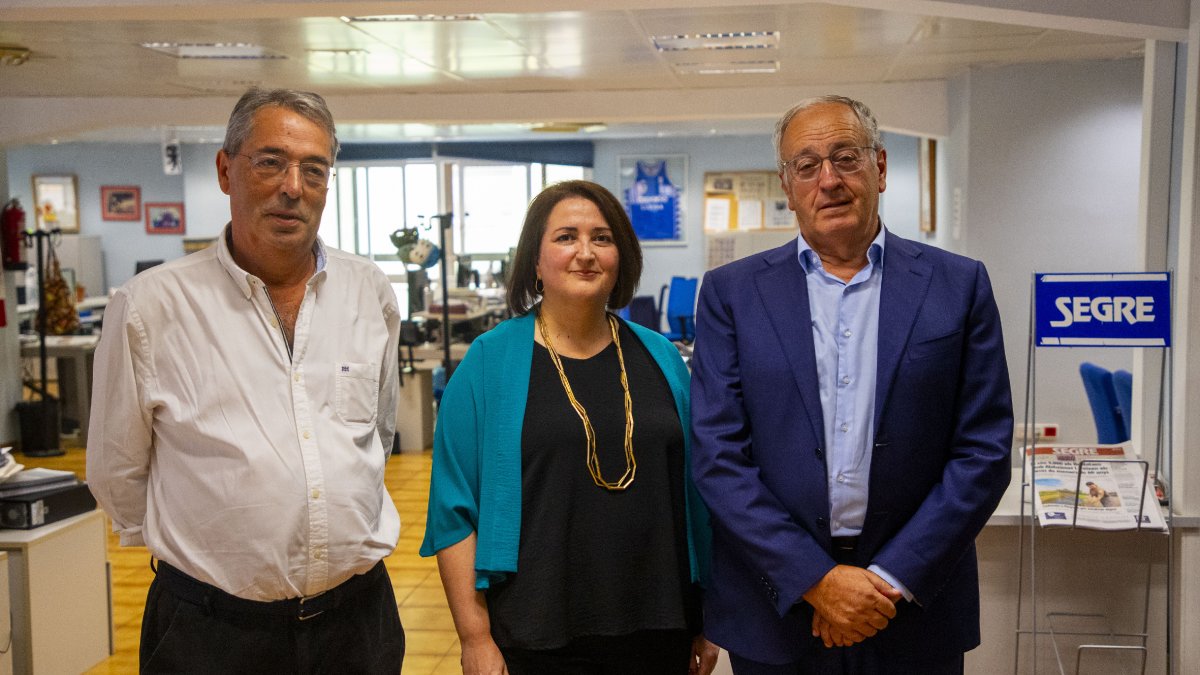 El presidente del Grup SEGRE, Robert Serentill, con Sàez y Costa