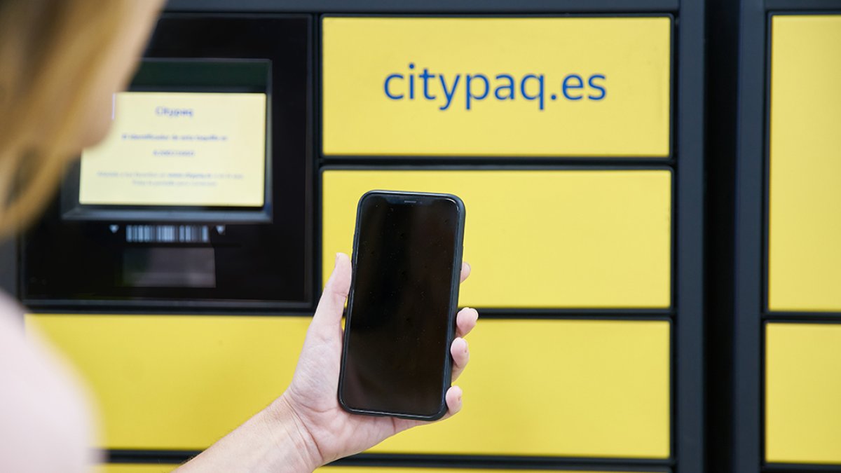 Puedes recoger, enviar o devolver paquetes a través de taquillas inteligentes