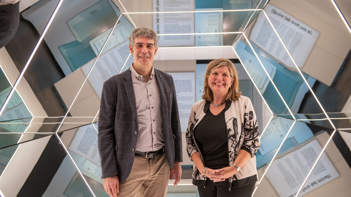 Josep Miquel del Campo i Maribel Tost, ‘dins’ de l’exposició ‘Miralls’ a CaixForum Lleida.