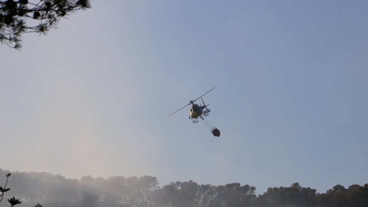 Un helicòpter participant ahir en les tasques d’extinció. - ACN