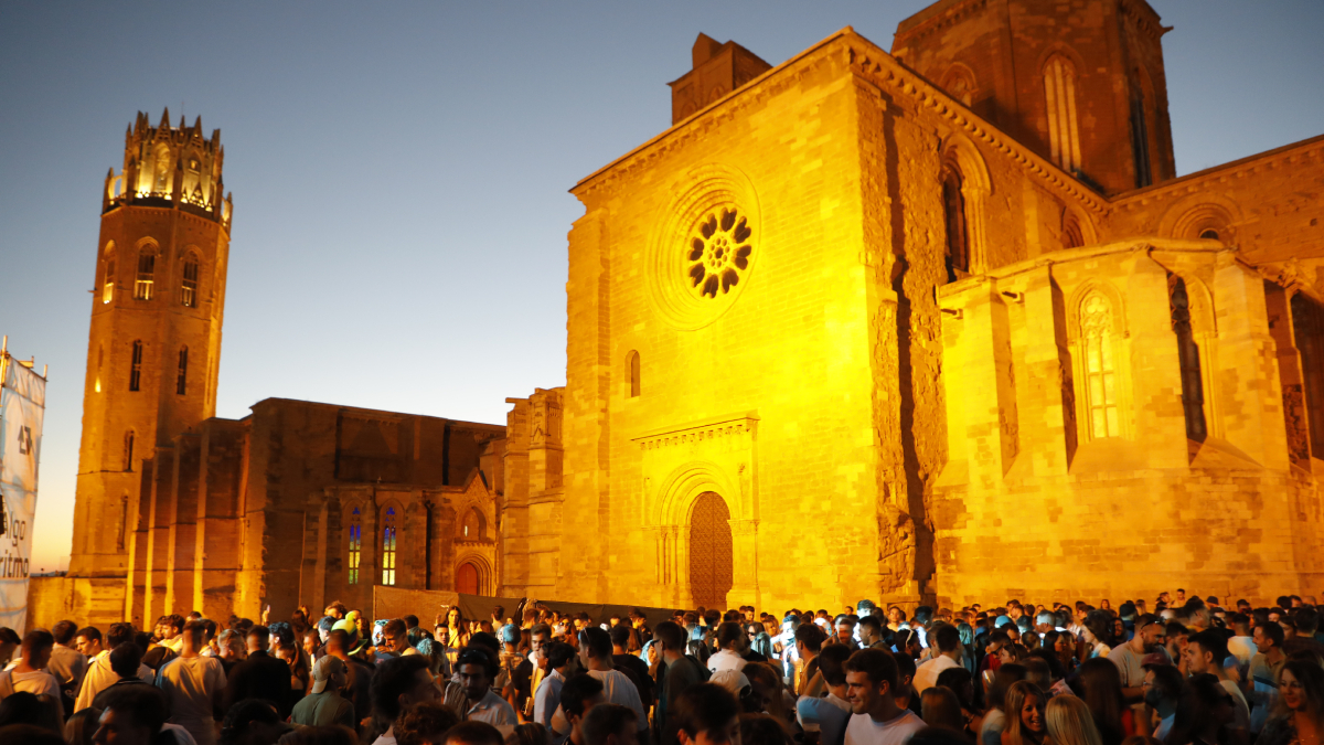 Centenars de persones van ballar al ritme de la música electrònica sota la Seu Vella a l’Algoritmo Pop Up Burch. - ACN
