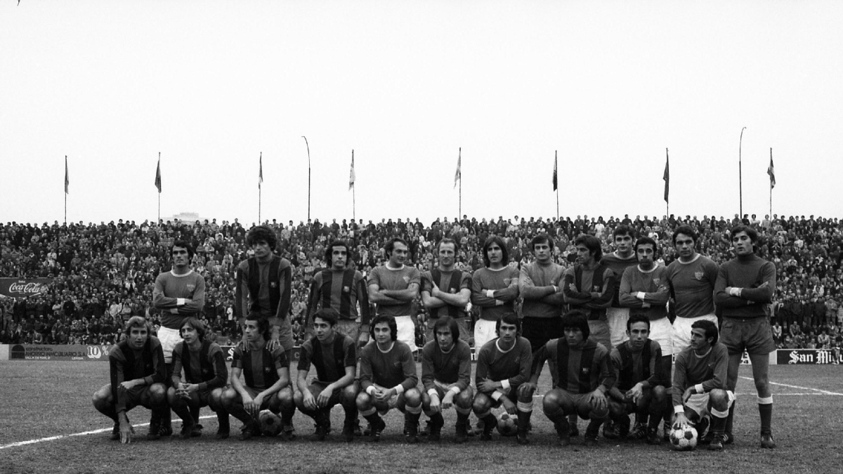Los dos equipos posando hermanados antes del inicio del partido en el Camp d’Esports con una abarrotada grada lateral. - FONS PORTA (ARXIU FOTOGRÀFIC IEI-DIPUTACIÓ LLEIDA)