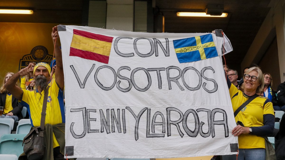 Dos aficionados de Suecia exhiben una pancarta de apoyo a Jenni Hermoso y la selección española. - EFE