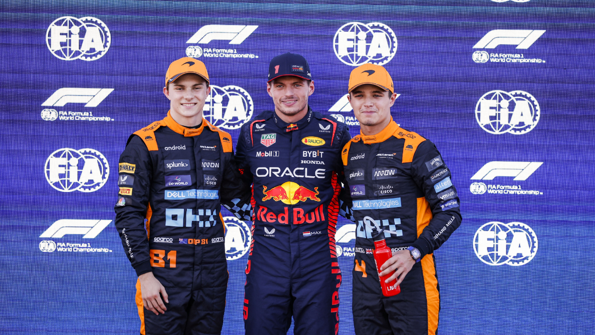 Max Verstappen, entre los dos pilotos de McLaren. - XAVI BONILLA / DPPI / AFP7 / EUROPA PRESS