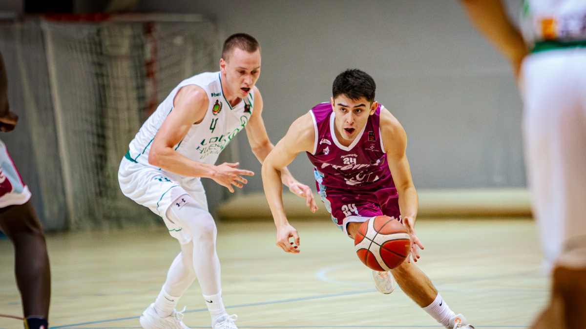 Nacho Varela condueix un atac defensat pel suec Peter Stumer. - POL PUERTAS