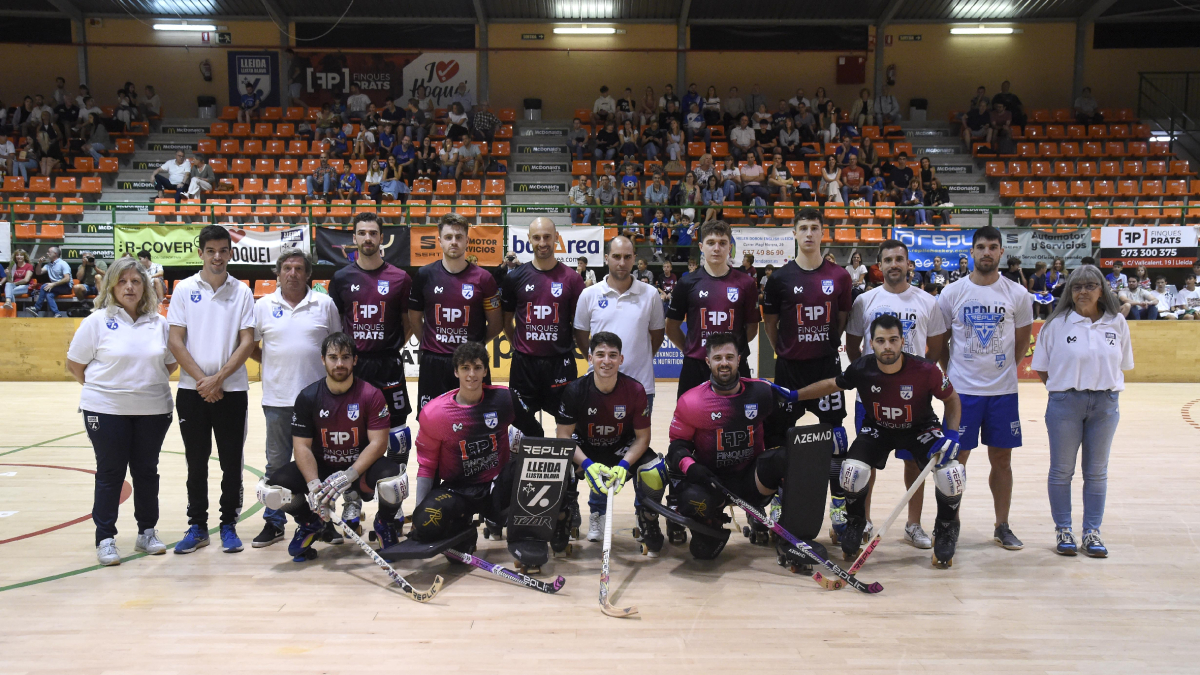 Imagen de grupo de la plantilla completa del Finques Prats Lleida Llista, junto al cuerpo técnico, que ayer se presentaba ante la afición. - SANTI IGLESIAS