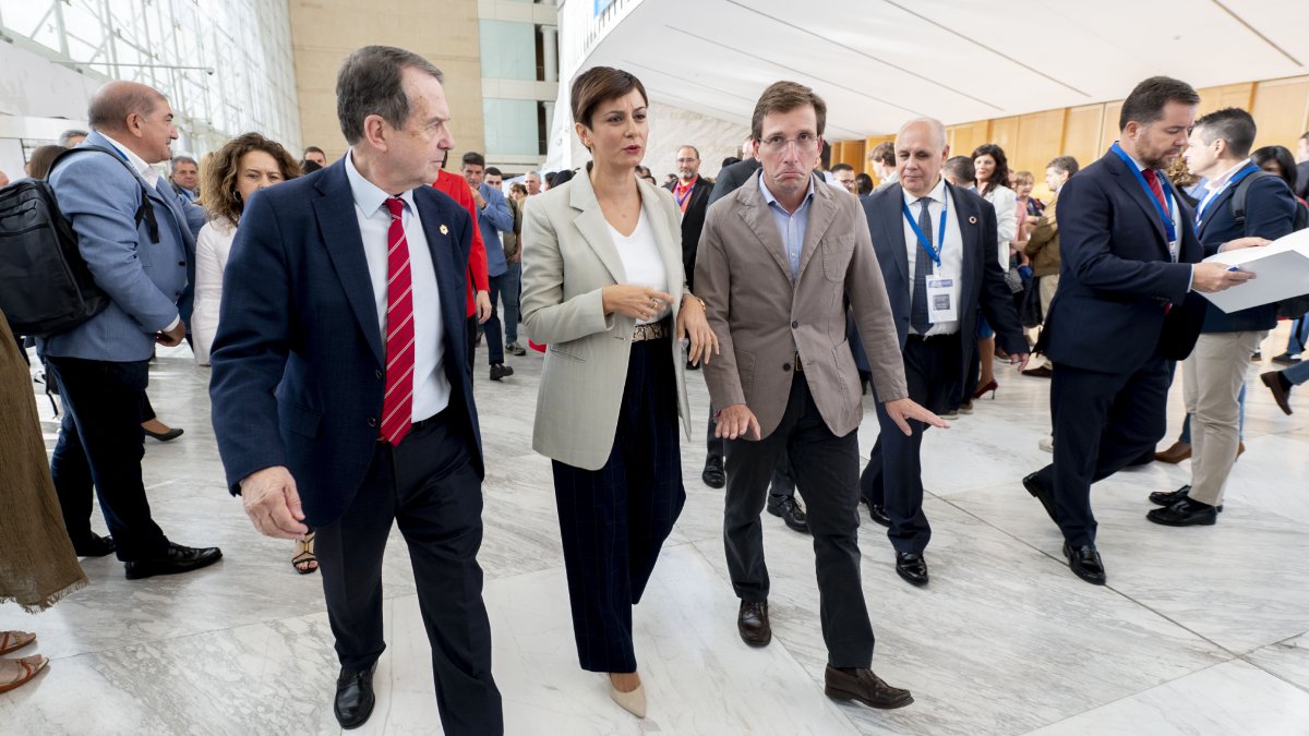 Rodríguez junto a los alcaldes de Madrid y Vigo en el pleno de FEMP. - EUROPA PRESS