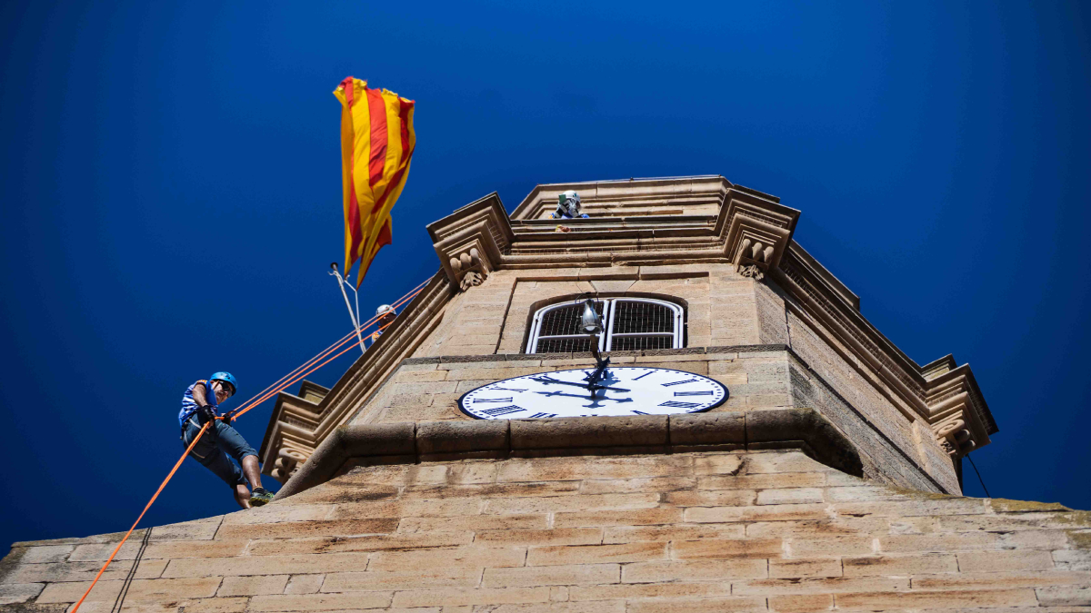 Una quincena de socios de la entidad bajaron por el campanario mediante un rápel. - ALBERT GONZÁLEZ