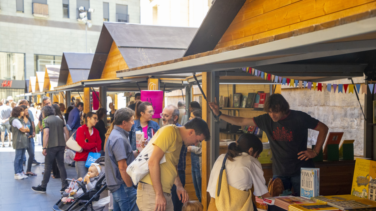 Algunes de les parades de llibres a l'Eix Comercial.