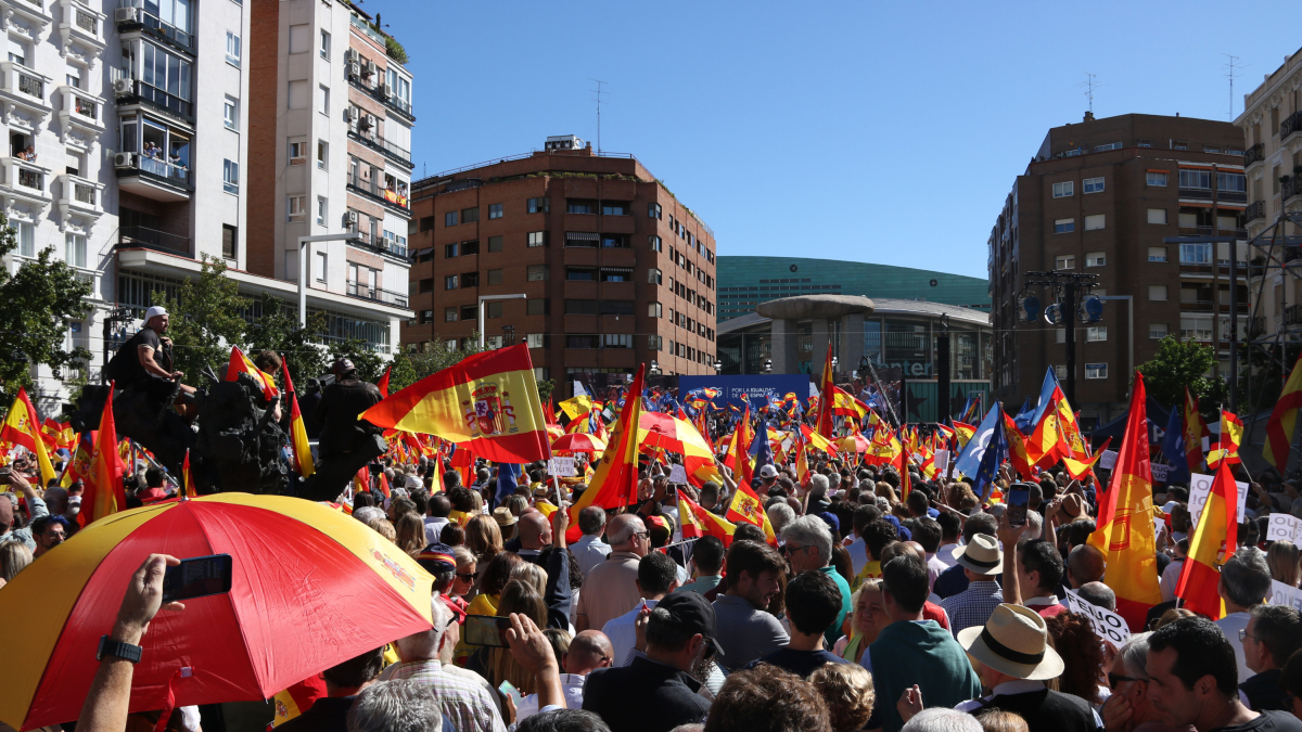 Públic congregat amb banderes espanyoles a l'acte contra l'amnistia del PP a Madrid