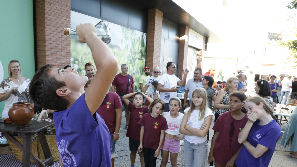 Los más pequeños participaron en el concurso de beber en porrón con agua. - AMADO FORROLLA