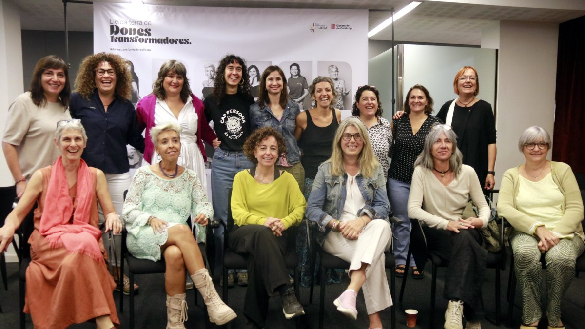 Representants institucionals amb algunes de les protagonistes del projecte 'Lleida, terra de dones transformadores' a la delegació del Govern a Lleida