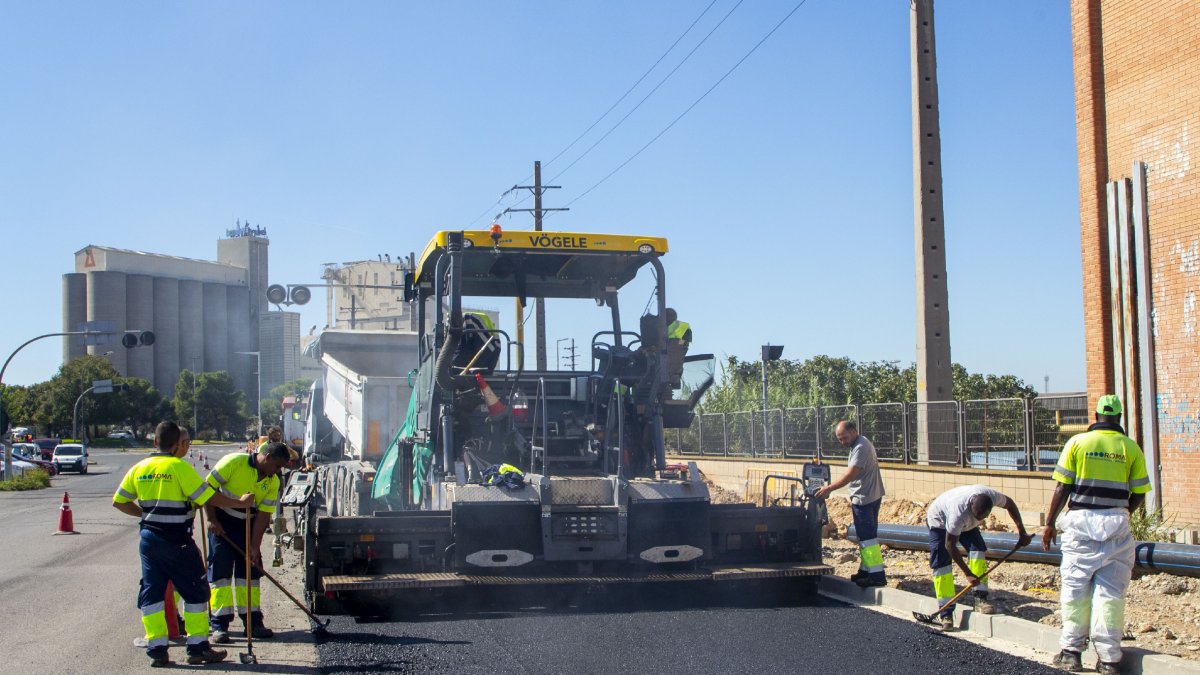 Asfaltan la avenida Indústria para el carril bici y ampliar la acera - GERARD HOYAS