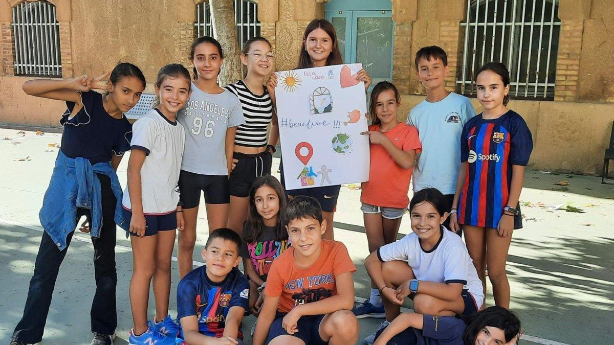 Alumnes de cinquè de Primària del Maristes mostren el cartell que han fet. - MARISTES LLEIDA