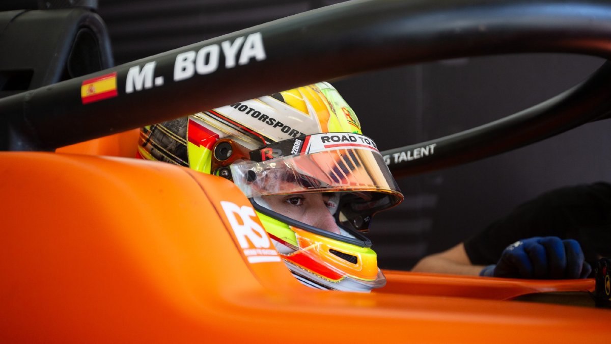 El pilot aranès Mari Boya, al seu monoplaça.