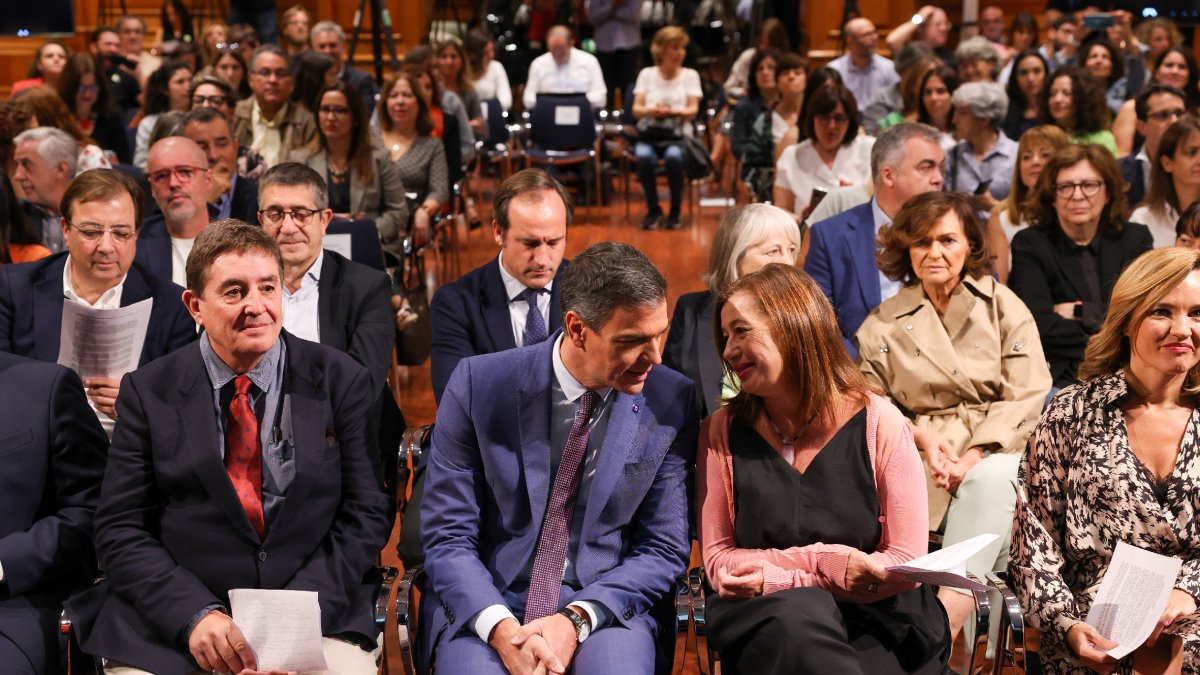 Pedro Sánchez conversa con Francina Armengol ayer en un acto por el Día Europeo de las Lenguas. - EUROPA PRESS