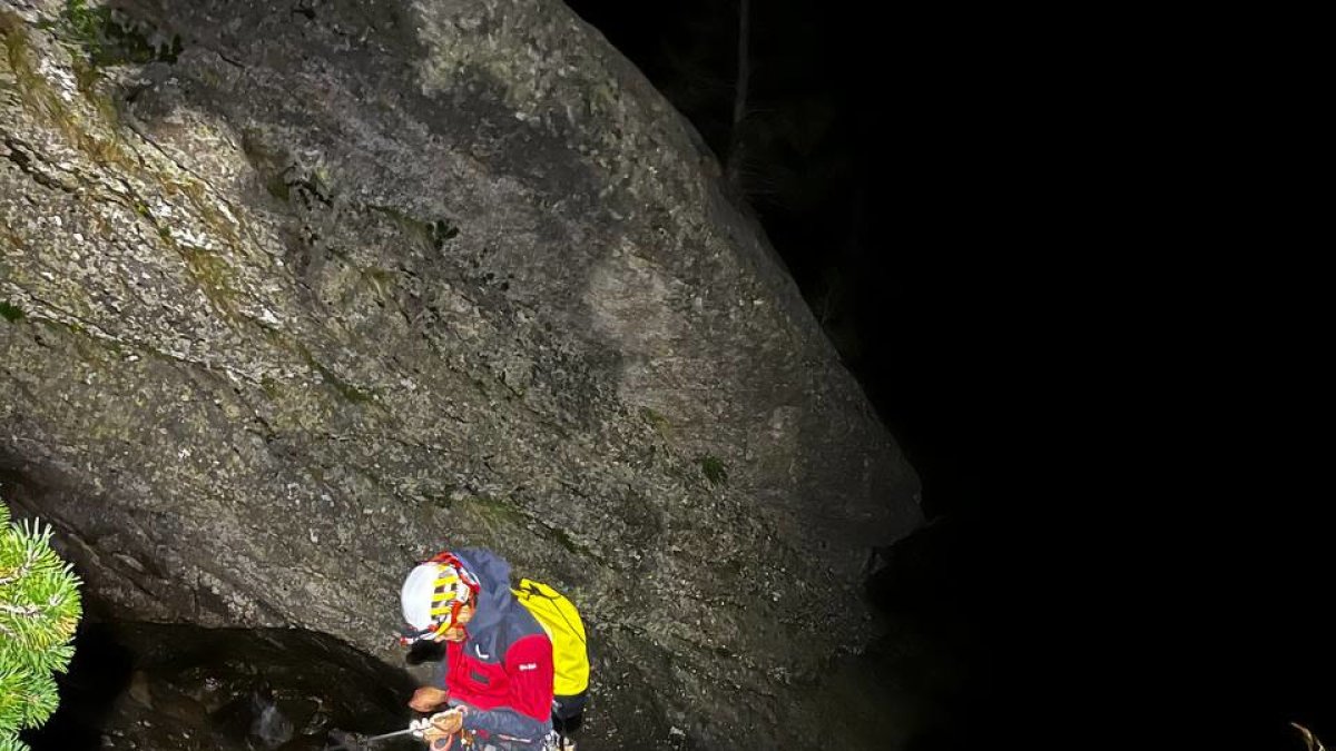 Un efectiu dels GRAE en el rescat a Aigüestortes. - BOMBERS