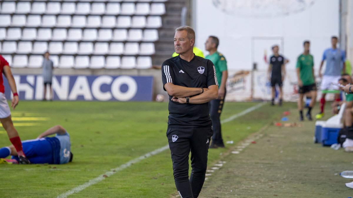 Viadero observa una acción de juego durante el último partido del Lleida, ante el Saguntino. - JORDI ECHEVARRIA