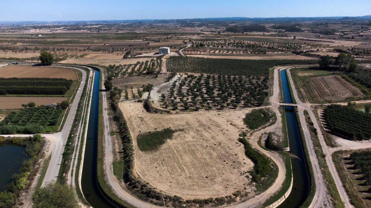 El Canal d’Urgell al seu pas per Arbeca una vegada finalitzada la campanya de regs encara que ha de garantir aigua per a proveïments. - S.G.LL.
