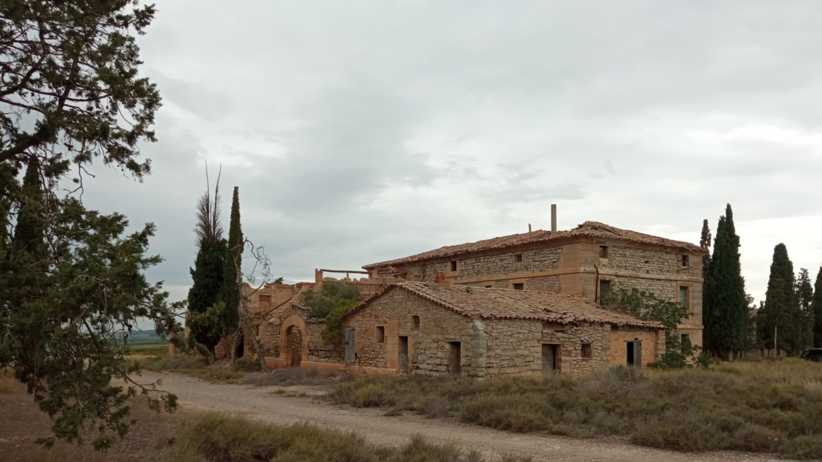 Exterior de la casa de Francesc Macià en Vallmanya con el tejado deteriorado.