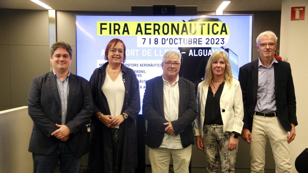 Representantes políticos y de Aeroports Públics de Catalunya que han asistido a la presentación de la 8.ª Fira LleidaAirChallenge